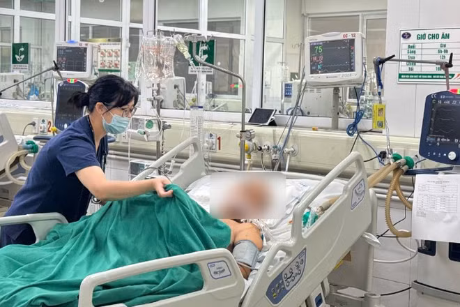 Bệnh nhân hiện đang được điều trị tích cực tại Khoa Cấp cứu, Bệnh viện Bệnh Nhiệt đới Trung ương.
