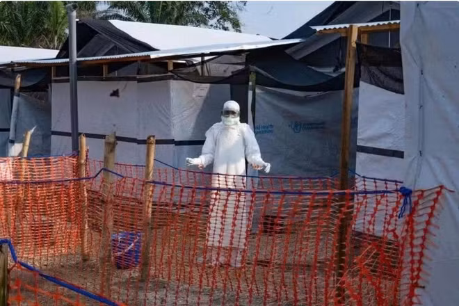 Một nhân viên y tế khử trùng tại một trung tâm điều trị Ebola ở khu vực y tế Bulape, Cộng hòa dân chủ Congo. (Ảnh: Tân Hoa xã)