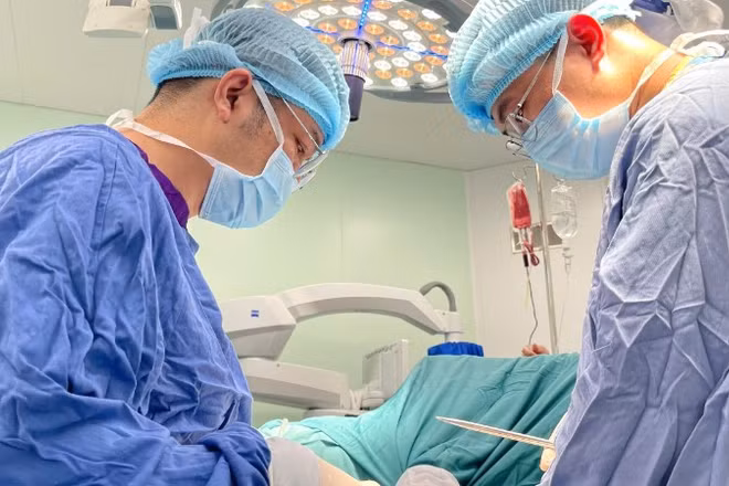 Tiến sĩ, bác sĩ Lưu Danh Huy, Phó Trưởng Khoa Phẫu thuật Chi trên và Y học thể thao, Bệnh viện Hữu nghị Việt Đức kiêm nhiệm Phụ trách quản lý, điều hành Trung tâm Chấn thương chỉnh hình và Y học thể thao cơ sở Ninh Bình phẫu thuật cho người bệnh.