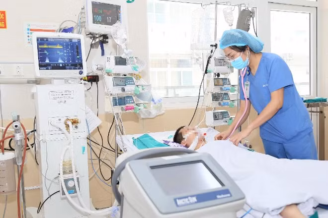 Tại thời điểm nhập viện, bệnh nhi trong tình trạng suy hô hấp nặng, giảm oxy máu nghiêm trọng và hôn mê sau thiếu oxy não.