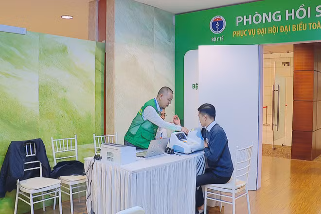 Các thầy thuốc tập trung cao độ cho công tác chăm sóc sức khỏe đại biểu tại Đại hội XIV của Đảng.