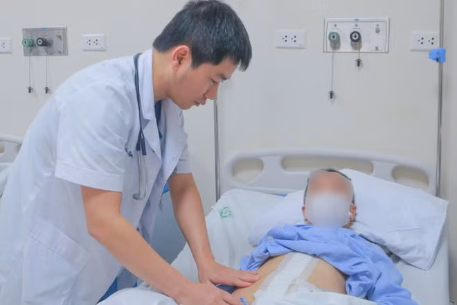 Bác sĩ thăm khám lại cho bệnh nhân sau phẫu thuật. 