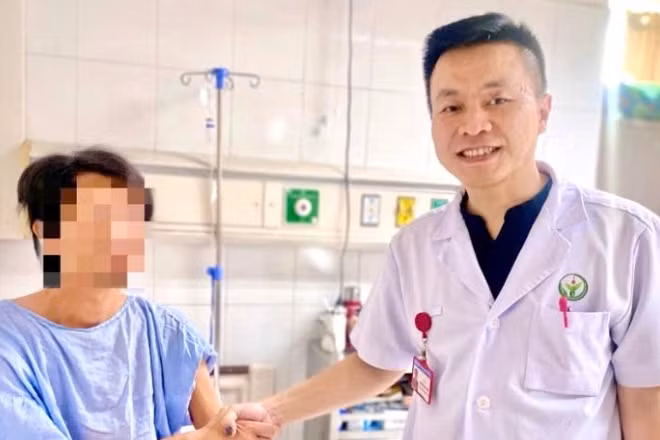 Bác sĩ chuyên khoa II Nguyễn Đắc Thao - Trung tâm Phẫu thuật Tiêu hóa và Bệnh lý sàn chậu thăm hỏi bệnh nhân. 