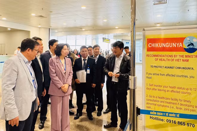 Thứ trưởng Nguyễn Thị Liên Hương đi giám sát công tác phòng, chống dịch bệnh trong dịp Tết Nguyên đán tại Cảng hàng không quốc tế Nội Bài (Hà Nội).