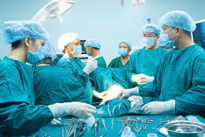 Các chuyên gia hàng đầu từ tuyến Trung ương đã trực tiếp phối hợp cùng ê-kíp địa phương thực hiện thành công ca phẫu thuật nội soi kéo dài 2 giờ. (Ảnh: Bệnh viện cung cấp)