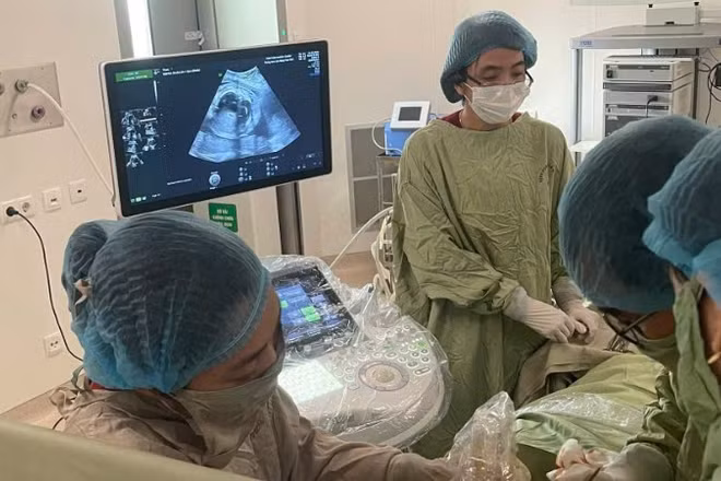 Ca phẫu thuật được ê-kíp Trung tâm Can thiệp bào thai tiến hành ngày 24/3 trong khoảng 1 giờ.