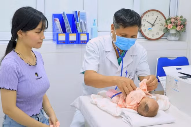 Tiến sĩ, bác sĩ Lê Minh Trác – Giám đốc Trung tâm Sơ sinh khám lại cho bé Dứa và trao đổi với gia đình sức khỏe bé ổn định, tiếp tục phát triển tốt.