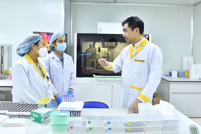 Tiến sĩ Võ Sỹ Nam đang thảo luận với cộng sự về các công nghệ giải mã gene.