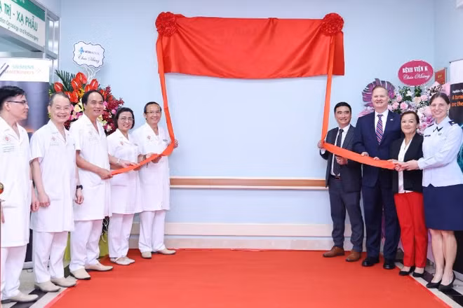 Khai trương Trung tâm Đào tạo Xạ trị-Xạ phẫu của Bệnh viện Trung ương Quân đội 108.