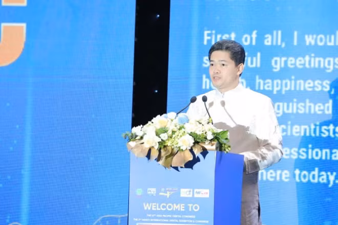 Thứ trưởng Thường trực Y tế Vũ Mạnh Hà phát biểu tại hội nghị. 