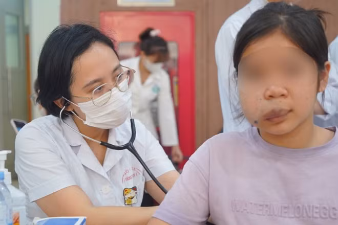 Bác sĩ khám sàng lọc cho bệnh nhi. 