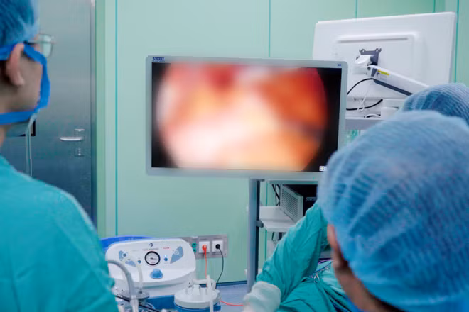 Bác sĩ tiến hành phẫu thuật cho bệnh nhân. (Ảnh: Bệnh viện cung cấp)
