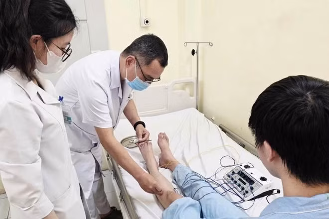 Bác sĩ chuyên khoa I Hoàng Kim Chung và bác sĩ Trần Thị Nhiên điều trị châm cứu cho người bệnh.