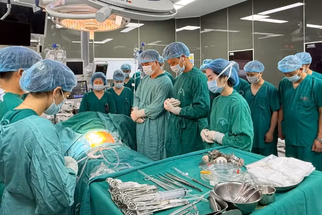 Ê-kíp nhân viên y tế nghiêng mình trước nghĩa cử cao đẹp hiến tạng của ông L.V.H.