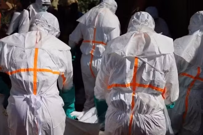 Nhân viên y tế chuyển thi thể một bệnh nhân Ebola tại Mongbwalu, tỉnh Ituri, Cộng hòa dân chủ Congo, ngày 25/5/2026. (Ảnh: THX/TTXVN)