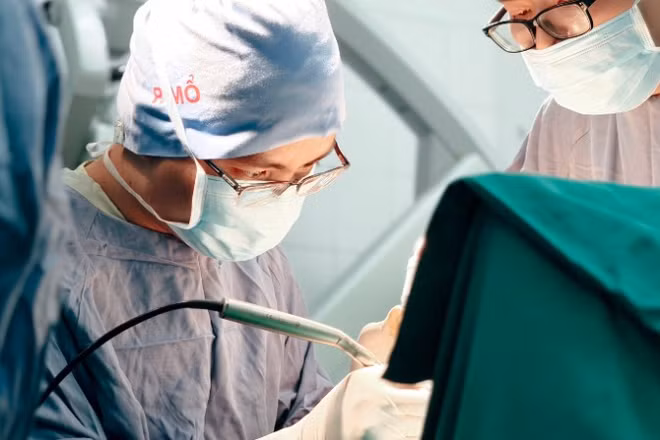 Bác sĩ chuyên khoa II Lê Văn Bằng, Khoa Phẫu thuật Thần kinh II cùng ê-kíp phẫu thuật.