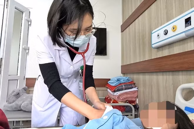 Bác sĩ thăm khám lại cho bệnh nhân. 