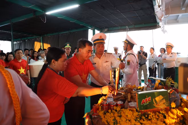 Thứ trưởng Trần Văn Thuấn và các đại biểu tại lễ tưởng niệm các Anh hùng liệt sĩ hy sinh trong sự kiện Gạc Ma năm 1988 trên con tàu 561.