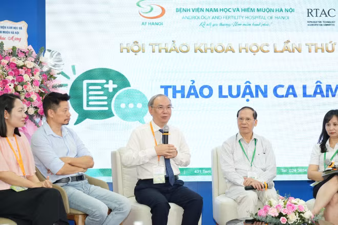 Phó Giáo sư, Tiến sĩ Vũ Chí Dũng, Giám đốc Trung tâm Nội tiết-Chuyển hóa-Di truyền, Bệnh viện Nhi Trung ương chia sẻ tại hội thảo. (Ảnh: BVCC)