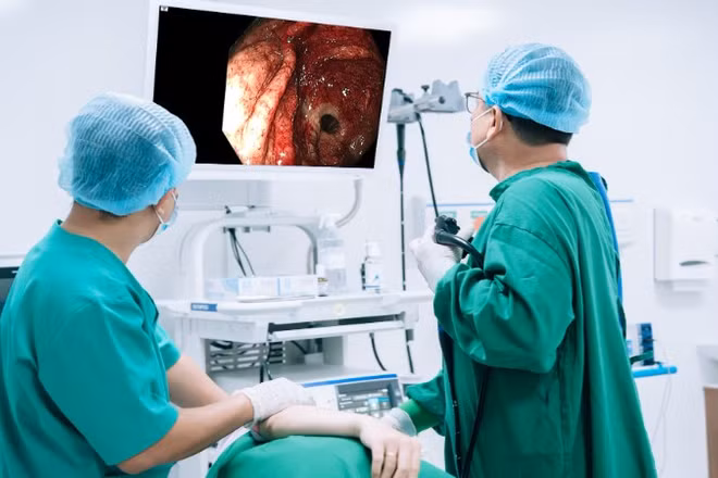 Những người trên 40 tuổi, người có tiền sử bệnh lý dạ dày-tá tràng, nhiễm vi khuẩn Helicobacter pylori, hoặc thường xuyên sử dụng rượu bia, thuốc giảm đau… nên chủ động nội soi tiêu hóa định kỳ.