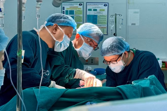 Bác sĩ can thiệp loại bỏ khối u cho người bệnh. 