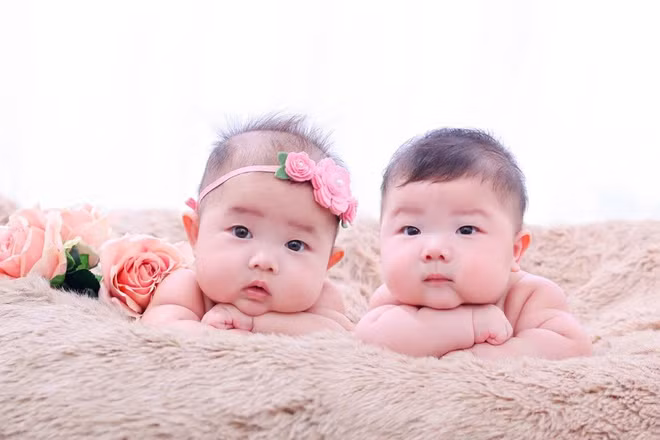 Hai thiên thần nhỏ Lê Duy Hưng và Lê Thùy Linh.