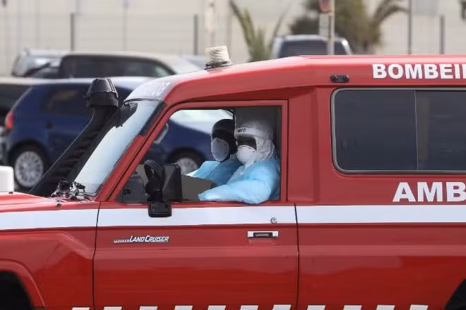 Xe cứu thương sơ tán hành khách trên tàu du lịch MV Hondius bùng phát bệnh do virus Hanta ở Praia, Cabo Verde, ngày 6/5/2026. (Ảnh: THX/TTXVN)