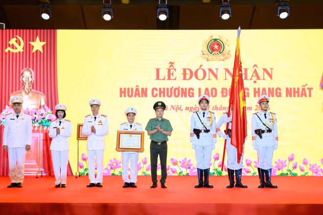 Bệnh viện 19-8, Bộ Công an đón nhận Huân chương Lao động hạng Nhất. (Ảnh: TH)