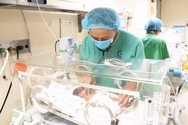 Bé sơ sinh được theo dõi sát sao tại Trung tâm Sơ sinh, Bệnh viện Phụ sản Trung ương.