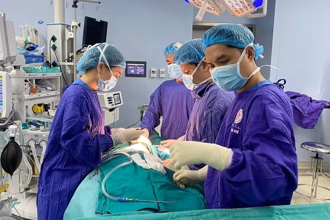 Các bác sĩ phẫu thuật cho người bệnh biến chứng tiêm filler. (Ảnh minh họa)