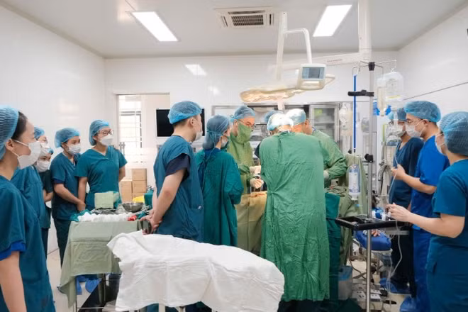 Các bác sĩ can thiệp kịp thời cứu sống mẹ con sản phụ. 