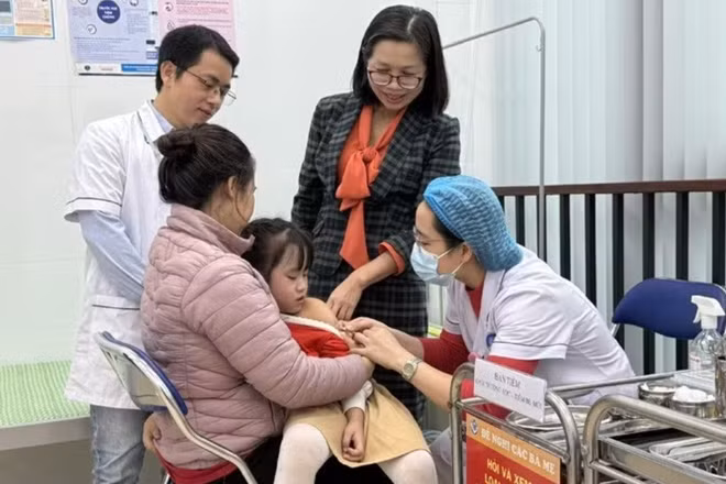 Y, bác sĩ Trạm Y tế phường Nghĩa Đô tiêm vaccine cho trẻ trên địa bàn để phòng các bệnh truyền nhiễm.