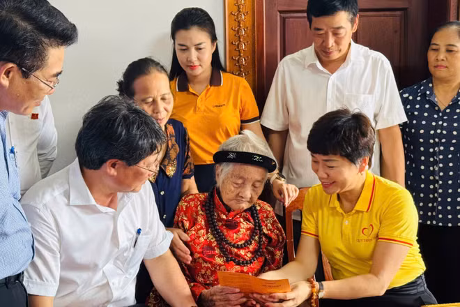 Quỹ Thiện Tâm (Tập đoàn Vingroup) đã trao quà tri ân tới 1.413 Bà Mẹ Việt Nam anh hùng trên cả nước. (Ảnh: Quỹ Thiện Tâm)