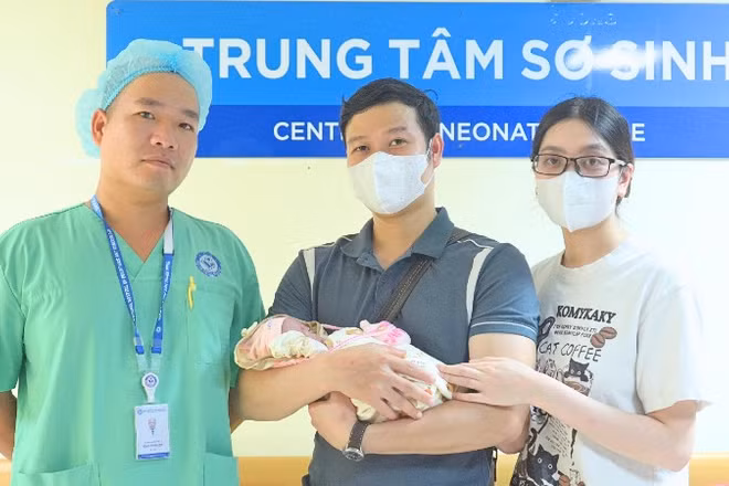 Gia đình hạnh phúc khi đón con xuất viện. 