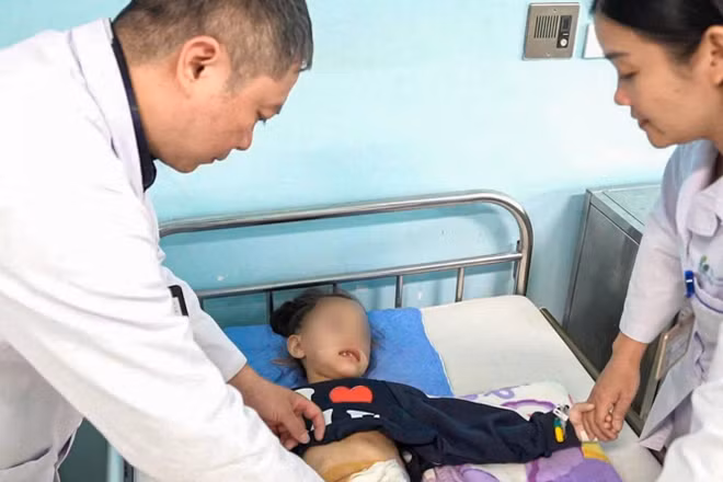 Bệnh nhi đang bình phục sức khỏe. 