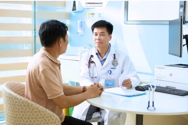 Tiến sĩ, bác sĩ Nguyễn Quang Hùng, Giám đốc Trung tâm Ung bướu, Bệnh viện Đại học Phenikaa khám sàng lọc miễn phí cho người dân.