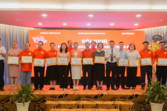 Phó Giáo sư, Tiến sĩ Vũ Đức Bình, Phó Viện trưởng Viện Huyết học-Truyền máu Trung ương, Phó Trưởng Ban tổ chức Hành trình Đỏ và Phó Giáo sư, Tiến sĩ Trần Ngọc Quế, Giám đốc Trung tâm Máu Quốc gia, Viện Huyết học-Truyền máu Trung ương, Phó Trưởng Ban tổ chức Hành trình Đỏ tặng giấy chứng nhận cho 22 Ban Chỉ đạo Vận động Hiến máu tình nguyện. 