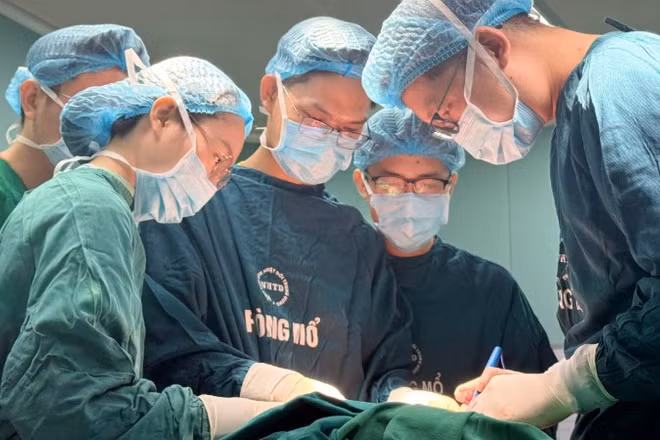 Các bác sĩ tiến hành phẫu thuật cho bệnh nhi. 