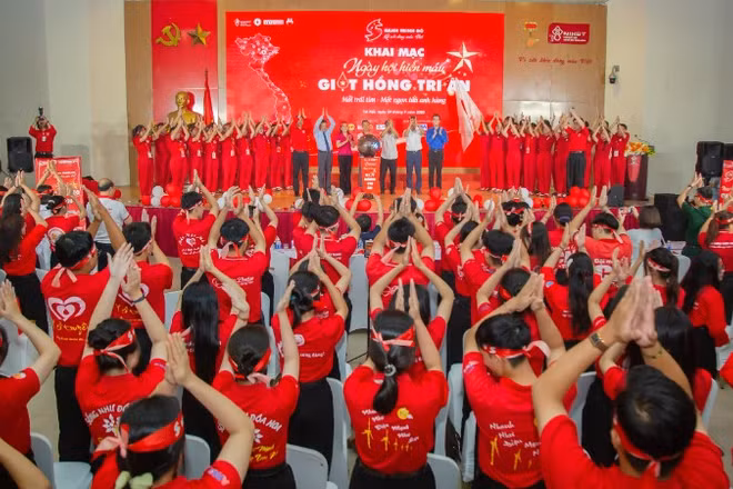 Toàn cảnh lễ khai mạc ngày hội "Giọt hồng tri ân".