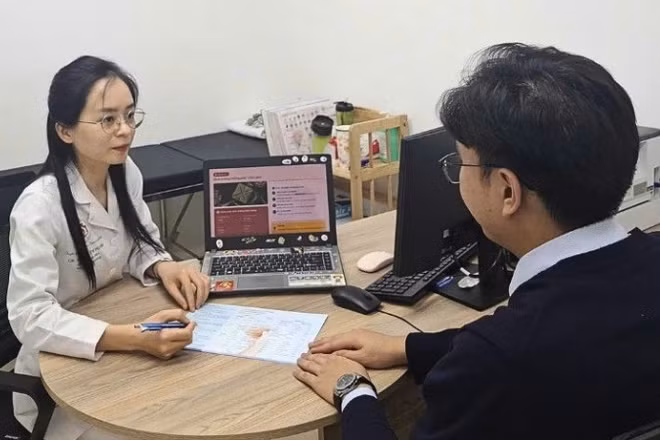 Nhân viên y tế tư vấn cho người bệnh về thực đơn bảo đảm dinh dưỡng.