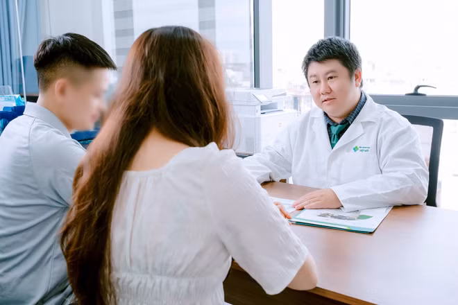 Thạc sĩ, bác sĩ Nguyễn Quốc Anh, Giám đốc Trung tâm Hỗ trợ sinh sản và Nam học Việt Mỹ, Bệnh viện đa khoa Việt Mỹ tư vấn cho cặp vợ chồng trẻ. (Ảnh: BVCC)