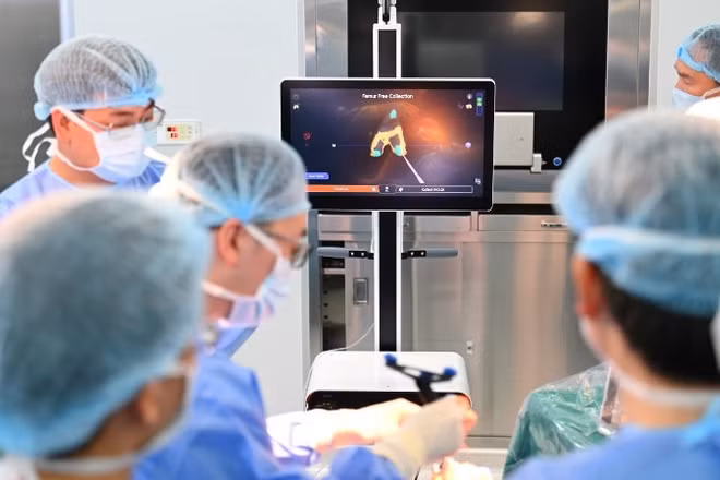Ca phẫu thuật thay khớp gối bằng robot tích hợp AI đầu tiên tại miền trung được thực hiện tại Vinmec.