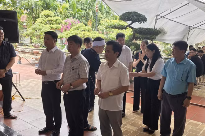 Đoàn công tác Bộ Y tế, gồm đại diện Cục Bà mẹ và Trẻ em và Quỹ Bảo trợ trẻ em Việt Nam đã đến thắp hương tưởng niệm các em nhỏ không may tử vong do đuối nước.