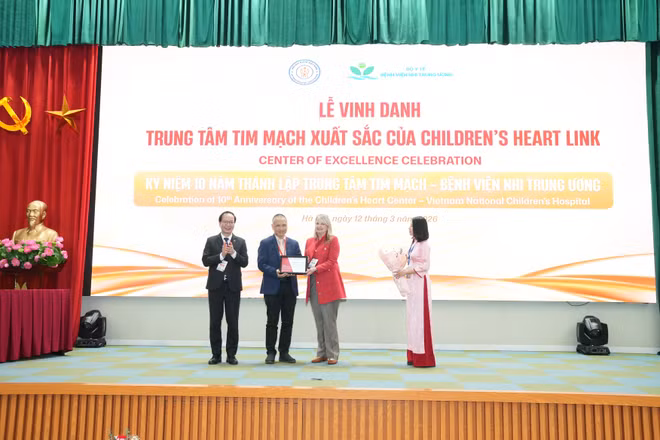 Trung tâm Tim mạch, Bệnh viện Nhi Trung ương vừa được trao danh hiệu “Trung tâm Tim mạch xuất sắc” do tổ chức Children’s HeartLink phối hợp với Bệnh viện Trẻ em Benioff, San Francisco, California trao tặng.