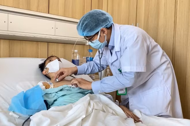 Thạc sĩ, bác sĩ Đỗ Hải Đăng khám lại cho người bệnh sau ghép gan.