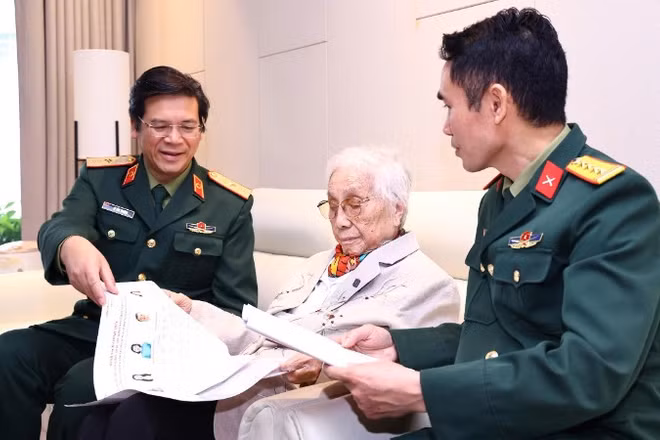 Nguyên Phó Chủ tịch nước Nguyễn Thị Bình bỏ phiếu tại điểm bầu cử số 32, Bệnh viện Trung ương Quân đội 108.