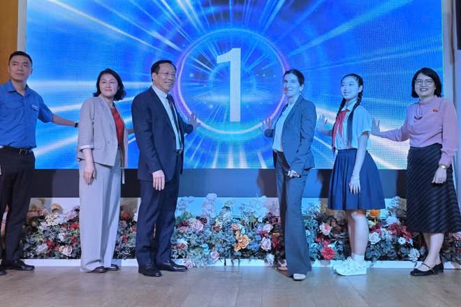 Các đại biểu ấn nút phát động Chương trình quốc gia về bảo vệ trẻ em và phòng ngừa, giảm thiểu trẻ em lao động trái quy định của pháp luật giai đoạn 2026-2030. (Ảnh: Cục Bà mẹ và Trẻ em) 