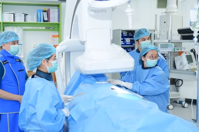 Tiến sĩ, bác sĩ Phạm Trần Linh và ekip thực hiện kỹ thuật cấy máy khử rung tim ICD cho người bệnh.