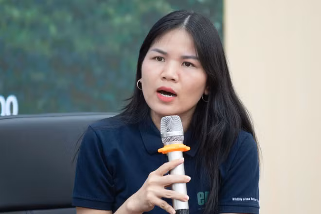 Bà Bùi Thị Hà, Phó Giám đốc Trung tâm Giáo dục Thiên nhiên chia sẻ tại tọa đàm. (Ảnh: NGỌC DUY)