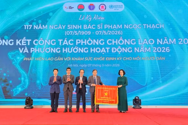 Bệnh viện Phổi Trung ương được tặng cờ thi đua của Chính phủ với thành tích hoàn thành xuất sắc nhiệm vụ công tác, dẫn đầu phong trào thi đua của Bộ Y tế.
